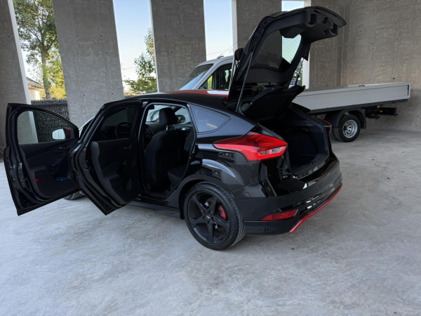 Ford Focus ST-Line Red Black